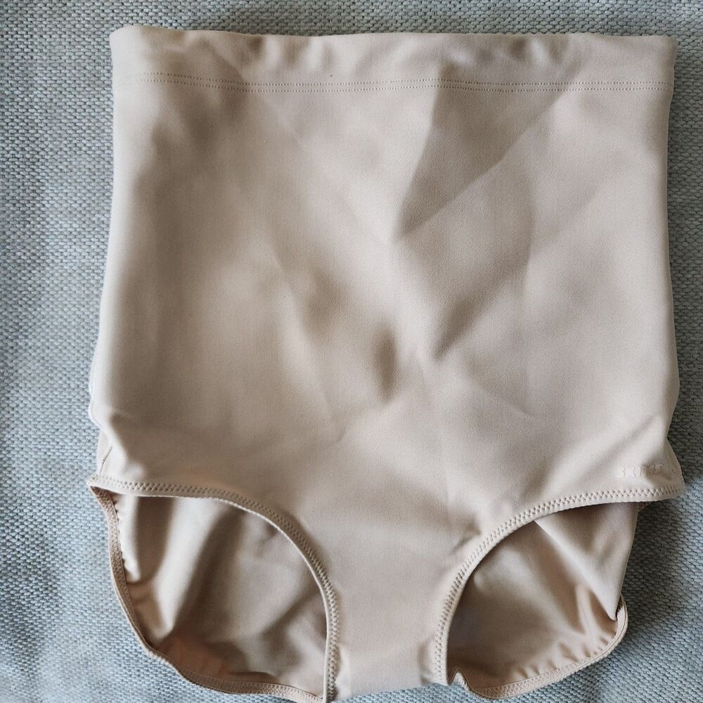 Skims XS Clay Body CS Butt Lifting Brief NWT